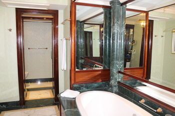 Deep Soaking Bathtub